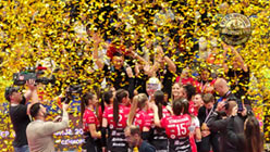 Одбојкашице ТЕНТ-а на подијуму са победничким пехаром за освојен СУПЕРКУП у 2025. год.